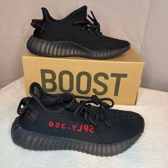 Yeezy Boost 350 V2 | Black Red - Picture 2 of 6